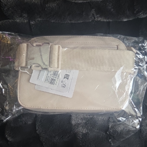 Lululemon Everywhere Belt Bag*leather Alternative* Cashew and Silver - Picture 6 of 6